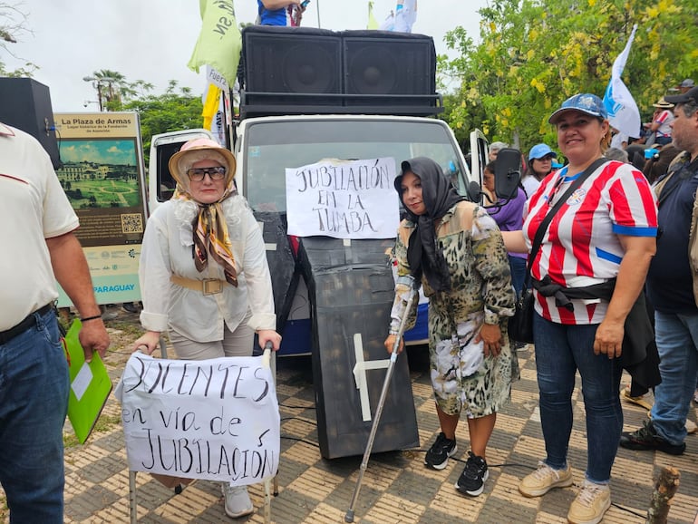 "Jubilación en la tumba", ironizan docentes por la reforma de la caja fiscal.