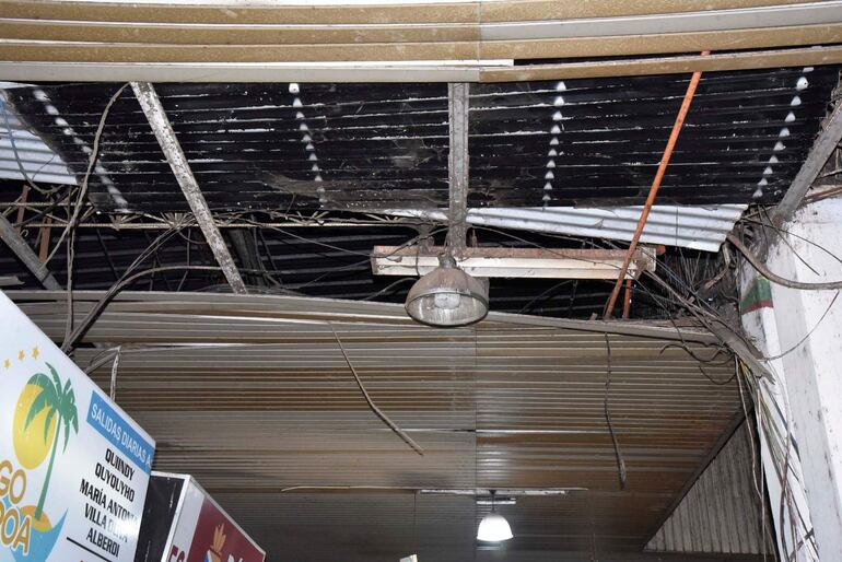 La Estación de Buses de Asunción muestra un deterioro significativo del cielorraso. Chapas y cables eléctricos cuelgan sobre la cabeza de usuarios y funcionarios.