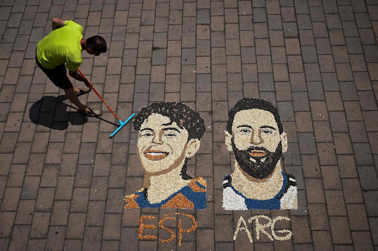 Alkent Pozhegu artista kosovar termina un mosaico al conocerse los finalistas del Mundial.