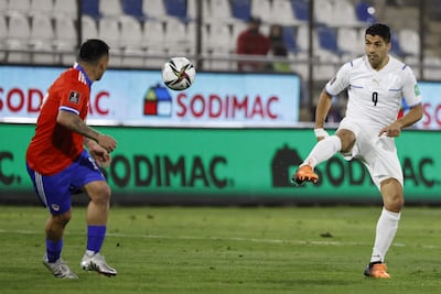 Luis Suárez (d) de Uruguay pasa el balón hoy, en un partido de las eliminatorias sudamericanas para el Mundial de Catar 2022 en el estadio San Carlos de Apoquindo en Santiago (Chile).