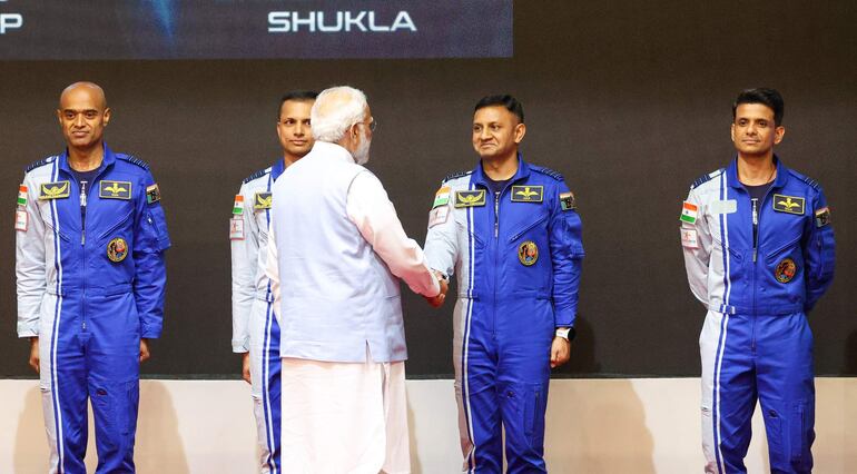El primer ministro indio, Narendra Modi, estrechando la mano de los cuatro astronautas, los capitanes del grupo Prasanth Balakrishnan Nair, Angad Pratap, Ajit Krishnan y el comandante del ala. Shubhanshu Shukla seleccionado para la próxima Misión Gaganyaan en el Centro Espacial Vikram Sarabhai en Thiruvananthapuram, Kerala, India.