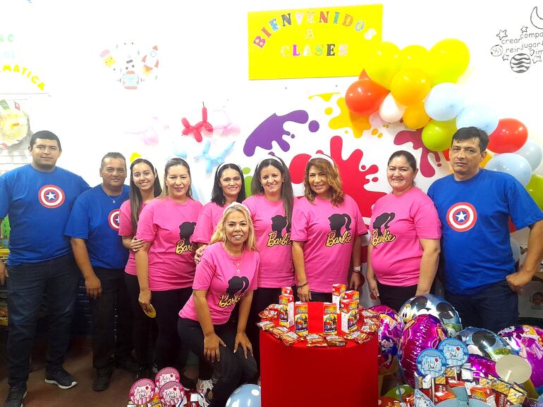 Docentes de la escuela República de Cuba, vestidos de superhéroes organizaron una gran fiesta del Día del Niño a sus alumnos.