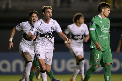 Juan Fernando Alfaro, en el festejo de su gol contra Audax Italiano, al que Olimpia había vencido en Santiago de Chile por 2-0.
