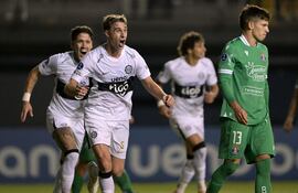 El mediocampista argentino de Olimpia, Juan Alfaro (#05), celebra tras anotar el segundo gol de su equipo durante el partido de fútbol de la fase de grupos de la Copa Sudamericana entre Audax Italiano de Chile y Olimpia de Paraguay, en el estadio Bicentenario de La Florida en Santiago.