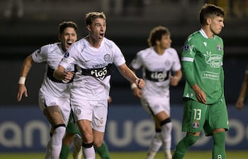 El mediocampista argentino de Olimpia, Juan Alfaro (#05), celebra tras anotar el segundo gol de su equipo durante el partido de fútbol de la fase de grupos de la Copa Sudamericana entre Audax Italiano de Chile y Olimpia de Paraguay, en el estadio Bicentenario de La Florida en Santiago.