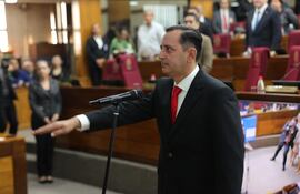 Alfonso Noria jura como senador.