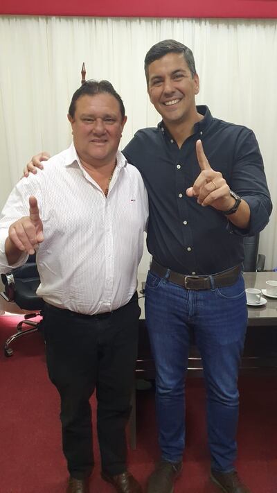 Intendente de la municipalidad de Tomás Romero Pereira, Hernán Rivas (ANR-HC) junto al presidente electo Santiago Peña.