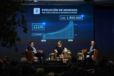 Robert Harrison (i) en la presentación del nuevo contrato de TV