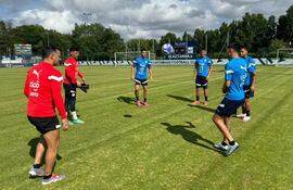 Diego Barreto, Rodrigo Frutos, Kevin Parzajuk, Ronaldo Dejesús, Marcelo Pérez y Gustavo Caballero, en los trabajos de entrada en calor.