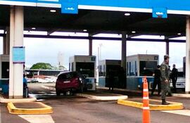 Auto chocó contra caseta de control en el lado argentino del Puente Internacional Encarnación-Posadas