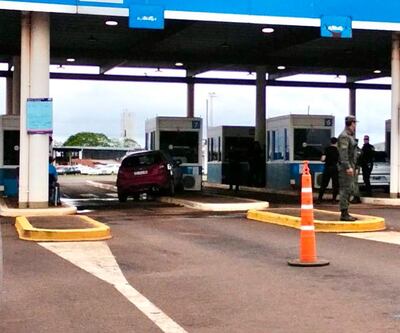 Auto chocó contra caseta de control en el lado argentino del Puente Internacional Encarnación-Posadas