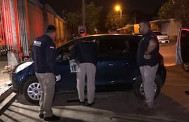 Luego de acusar los disparos, el conductor siguió avanzando hasta embestir contra una reja