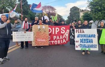 Sindicatos de la salud, la educación y gremios de trabajadores salieron a las calles para denunciar precariedad laboral, carestía y reformas perjudiciales