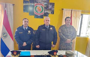 De izquierda a derecha. Comisario general inspector Leonor Barrios nuevo director de Policía de Canindeyú, en el centro comisario general director Osmar Méndez, director general de Prevención y Seguridad Ciudadana y el comisario general inspector Rafael González, destituido.