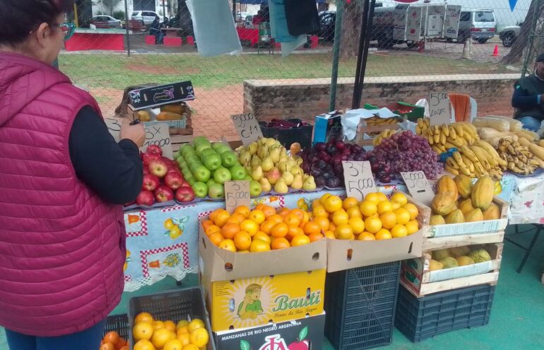 Distintos productos son ofrecidos en esta feria del Mercado 4 en Loma Pytã.