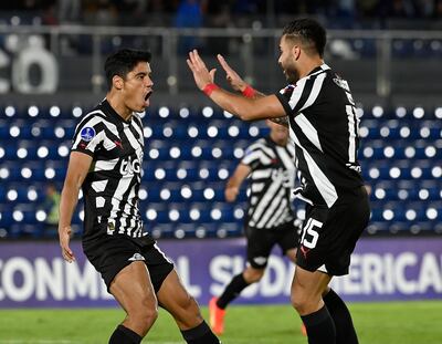 Lorenzo Melgarejo (I) y Héctor Villalba, jugadores de Libertad, celebran un gol contra Tigre por la ida de los playoffs de los octavos de final de la Copa Sudamericana en el estadio Defensores del Chaco, en Asunción.