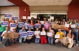 Miembros del Sindicato de Periodistas del Paraguay (SPP) frente la sede de la Fiscalía General del Estado de Asunción, sobre la calle Chile.