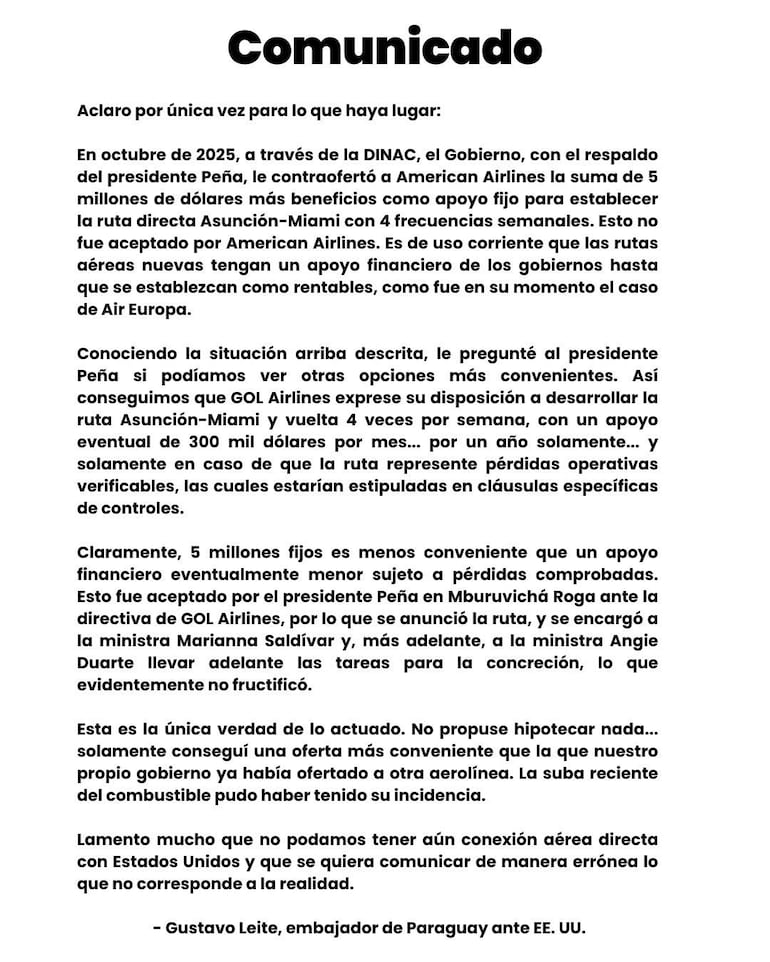 Comunicado oficial con texto impreso sobre la oferta gubernamental a American Airlines, sin personas visibles.