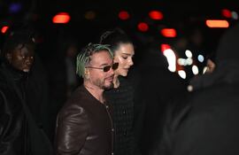 J Balvin y Valentina Ferrer llegando al desfile de la colección Louis Vuitton Menswear Ready-to-wear en París.