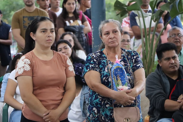 Como cada domingo en la basílica de Caacupé se tuvo una importante concurrencia de feligreses.
