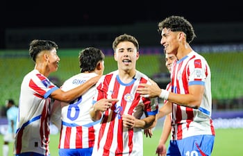 Los jugadores de la selección de Paraguay celebran un gol en el partido frente a Corea del Sur por la fecha 1 del Grupo B del Mundial Sub 20 en el estadio Elías Figueroa, en Valparaíso, Chile.
