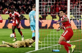 361
Español MÚNICH (Alemania), 08/02/2026.- Luis Díaz de Múnich celebra tras anotar el 4-1 durante el partido de fútbol de la Bundesliga alemana entre el FC Bayern Múnich y el TSG Hoffenheim en Múnich, Alemania, el 08 de febrero de 2026. (Alemania) EFE/EPA/RONALD WITTEK