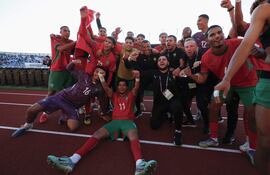 Jugadores de Marruecos celebran el triunfo este domingo, al finalizar un partido de cuartos de final de la Copa Mundial Sub-20 entre Estados Unidos y Marruecos, en el estadio Codelco El Teniente, en Rancagua (Chile).