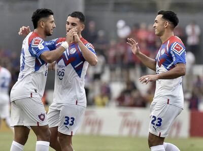 Los futbolistas de Cerro Porteño celebran un gol en el partido contra Sportivo Trinidense por el torneo Clausura 2023 del fútbol paraguayo en el estadio Arsenio Erico, en Asunción.