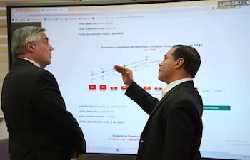 Imagen de la reunión del ministro de Educación, Luis Ramírez, con el presidente de la ANDE, Félix Sosa, en la sede de la empresa estatal.