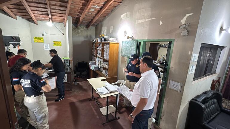 Agentes fiscales y policiales investigan un presunto esquema de estafas mediante la venta de autos dañados y la producción de documentos no auténticos, en Fernando de la Mora.