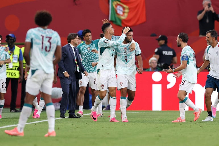 Gonçalo Ramos de Portugal celebra con Cristiano Ronaldo tras anotar el segundo gol del equipo durante el partido de dieciseisavos de final de la Copa Mundial de la FIFA 2026 entre Portugal y Croacia en el Toronto Stadium.