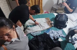 En el allanamiento realizado en un hotel donde se hospedaban los detenidos también fueron encontradas prendas con más droga.