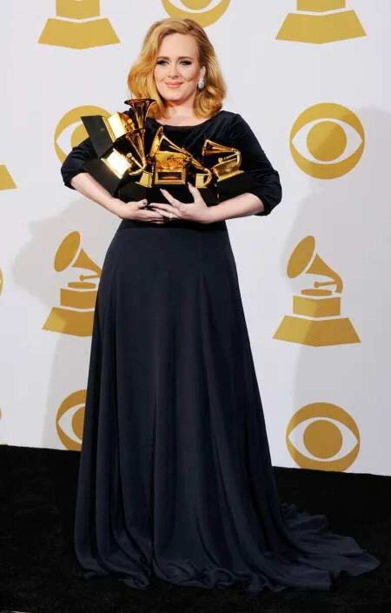 En la ceremonia de los Grammy 2012, Adele recibió seis estatuillas con un vestido negro de Armani hecho a medida. 