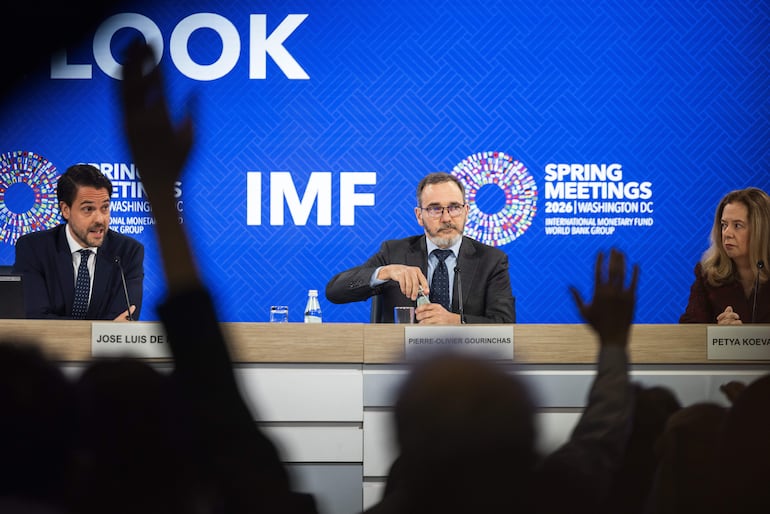 WASHINGTON (United States), 14/04/2026.- Economic Counsellor and Director of the Research Department of the International Monetary Fund (IMF) Pierre-Olivier Gourinchas (C) speaks during a press briefing on the world economic outlook at the IMF in Washington, DC, USA, 14 April 2026. The 2026 Spring Meetings of the International Monetary Fund (IMF) and the World Bank Group (WBG) run from April 13 to 18 in Washington, DC. EFE/EPA/JIM LO SCALZO