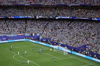 Los argentinos fueron mayoría en Kansas City en la victoria albiceleste 3-0 sobre Argelia, con la triple anotación de la estrella Lionel Messi.