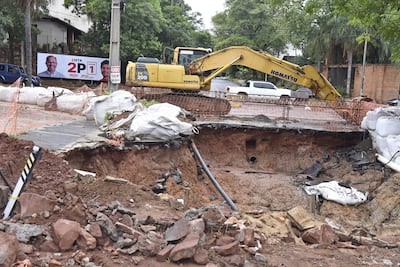 Enorme agujero abierto sobre Nuestra Señora del Carmen casi Augusto Roa Bastos, Santo Domingo, Asunción. De fondo, la propaganda electoral del candidato oficialista, Camilo Pérez (ANR-HC).