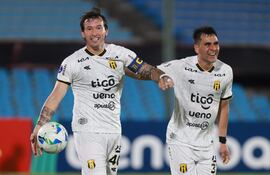 Fernando Fernández (i) y Daniel Pérez, jugadores de Guaraní, celebran un gol en el partido frente a Boston River por la primera fecha del Grupo A de la Copa Sudamericana 2025 en el estadio Centenario, en Montevideo, Uruguay.