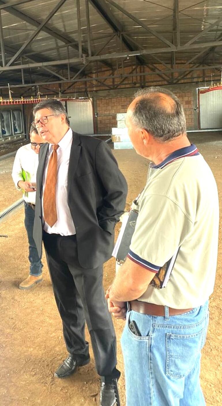 El fiscal Alfredo Ramos Manzur, acompañado del geólogo Luis García, se constituyó en la futura granja avícola tras la denuncia presentada por vecinos.