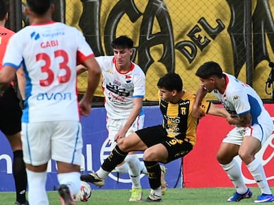 Iván Ramírez (9), futbolista de Guaraní, disputa el balón en un partido frente a Nacional por la fecha 8 del torneo Apertura 2026 de la Primera División de Paraguay en el estadio Arsenio Erico, en Asunción, Paraguay.