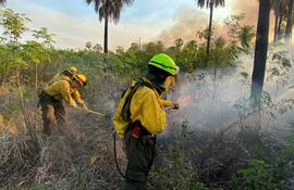 Integrantes del Ejército Paraguayo combatiendo un incendio forestal en Bahía Negra (Paraguay).