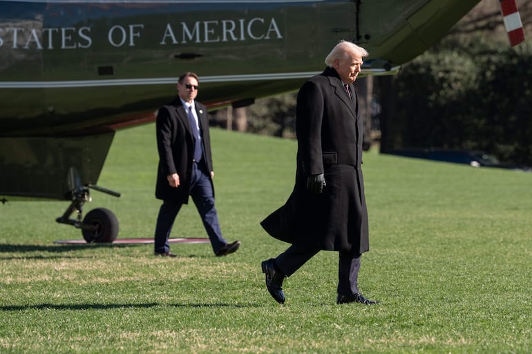 El presidente Trump viaja a Dover, Delaware, para asistir a una ceremonia solemne de traslado de la tripulación de un avión cisterna KC-135 Stratotanker de la Fuerza Aérea que se estrelló en el oeste de Irak. 
