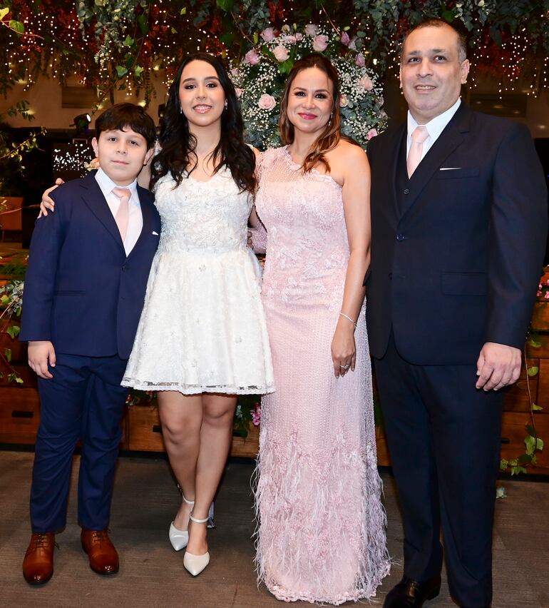 Rodeada de sus padres y hermanito Santiago.