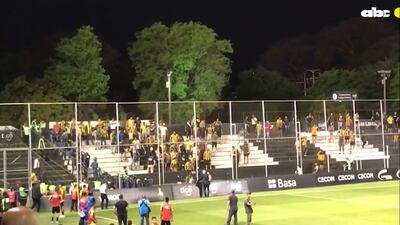 Los hinchas de Guaraní reclaman a los oficiales de Eventos Deportivos.