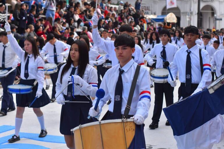 Estudiantes de varias instituciones educativas marcharon al son de la bandaliza.