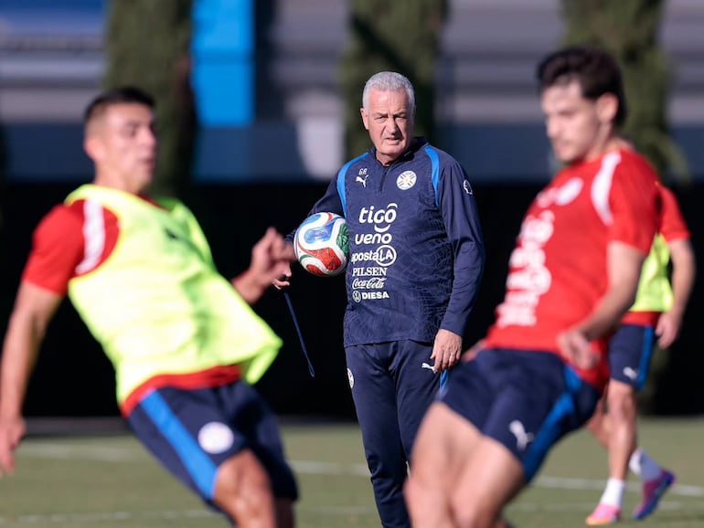 El seleccionador de Paraguay, Gustavo Alfaro observando el entrenamiento desarrollado en el Spartan Soccer Complex, ubicado en el campus de la Universidad Estatal de San José en California.