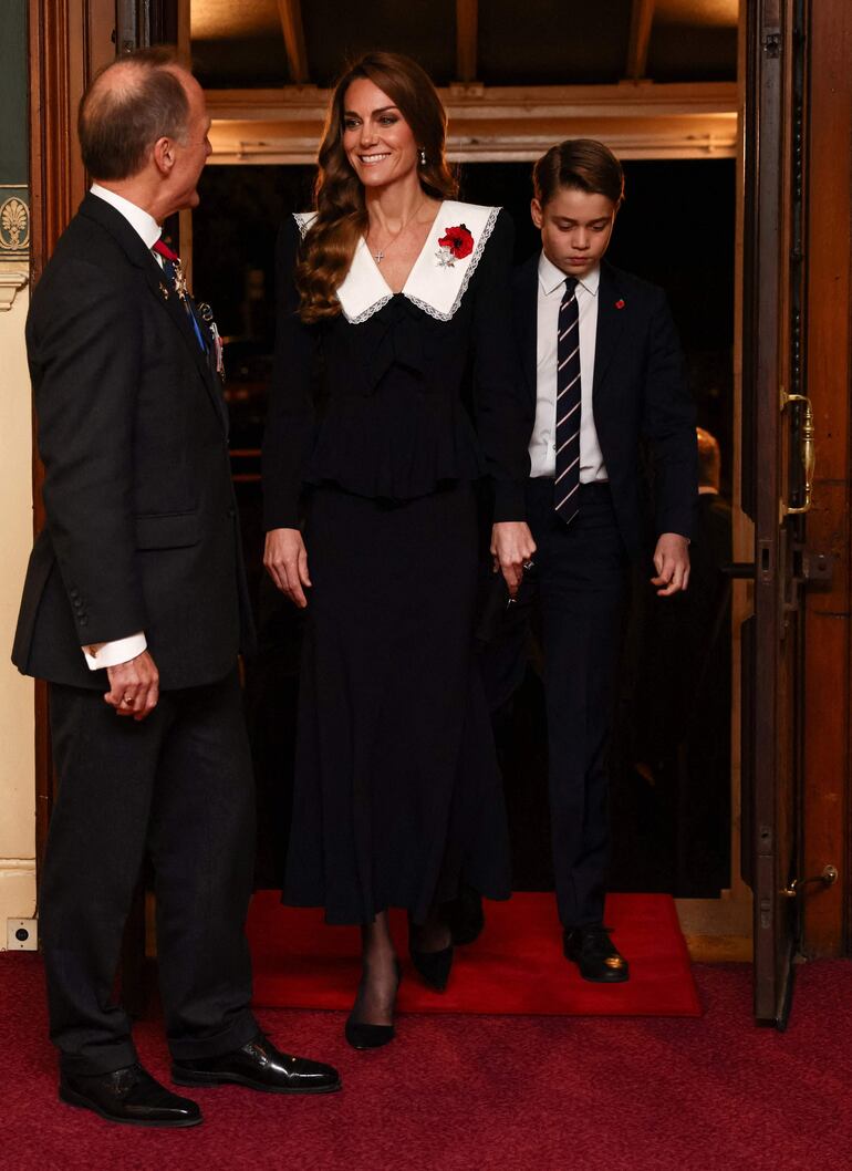 Kate Middleton llegó sonriente de la mano de su hijo mayor George al Royal Albert Hall en Londres. (Jack Taylor / POOL / AFP)