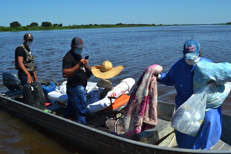 La situación de la salud en el Alto Paraguay es caótica. En la foto, una paciente evacuada a bordo de una pequeña embarcación.