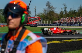 El monoplaza Ferrari del piloto monegasco Charles Leclerc en el primer ensayo libre del Gran Premio de Italia en el Circuito de Monza, Monza, Italia.