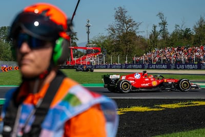 El monoplaza Ferrari del piloto monegasco Charles Leclerc en el primer ensayo libre del Gran Premio de Italia en el Circuito de Monza, Monza, Italia.