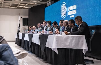 El presidente de Olimpia, Rodrigo Nogués comanda ante los socios la Asamblea General en la sede del club franjeado. (Foto; @OlimpiaMedia)